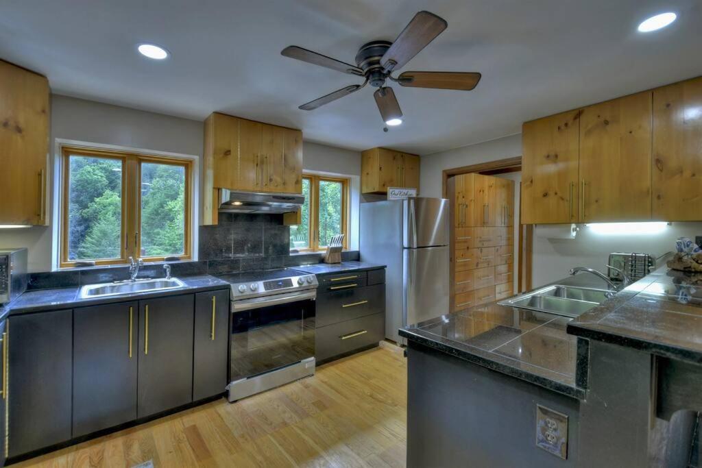 The Chariot - Creek Front With Hottub, Fire Pits, Billiards, Ev Charger - Sandalwood Stays Blue Ridge Kültér fotó